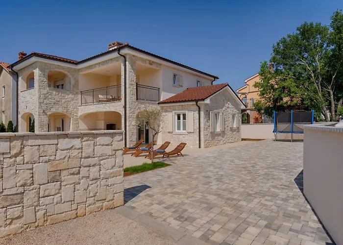 Haus In Mit Privatem Pool By Interhome Сasa de vacaciones Pinezići