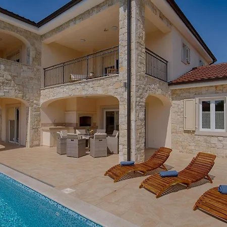 Haus In Mit Privatem Pool By Interhome 度假居